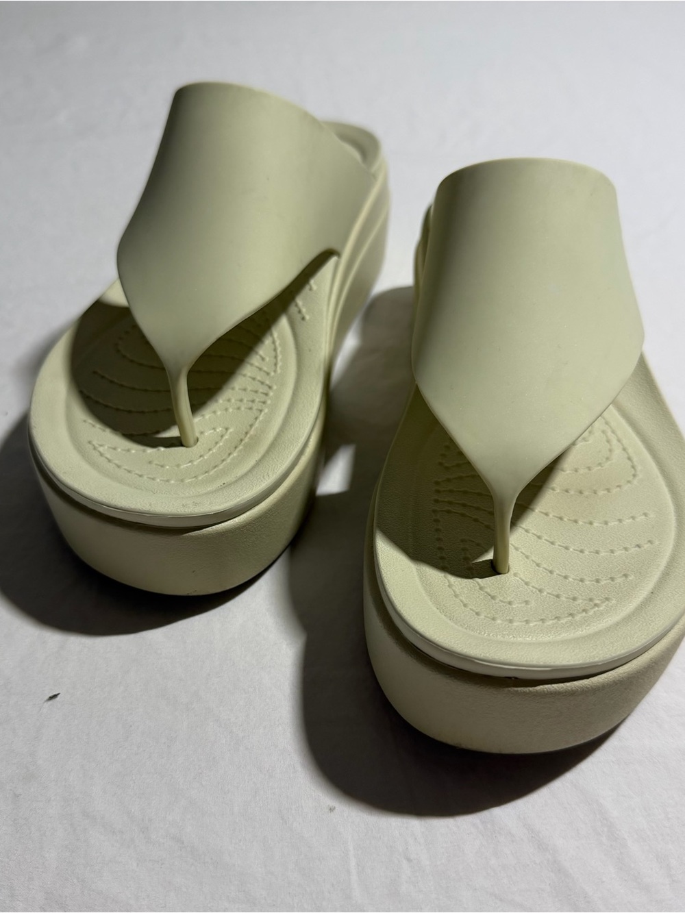 Crocs Women's Brooklyn Slip-On Flip Sandals - Picture 5 of 10